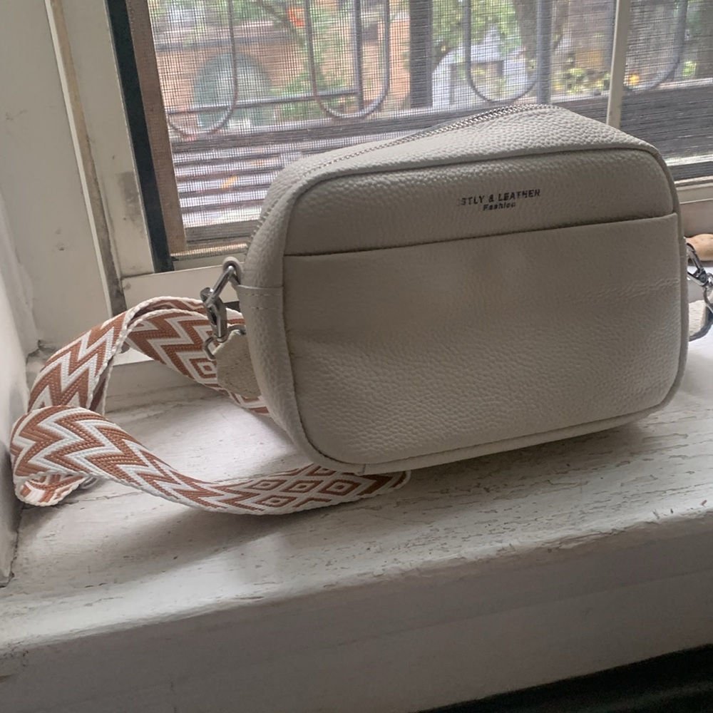 🥳2x Host pick🥳 genuine leather crossbody bag - Picture 5 of 13